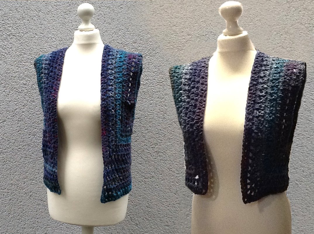 Gehäkelte Damenweste aus mehrfarbigem Garn auf Schneiderpuppe mit offener Front