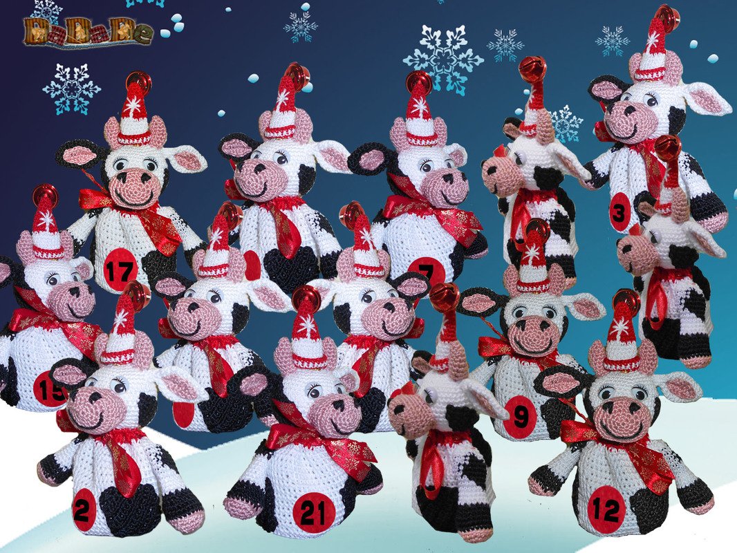 Gehäkelte Kuh-Amigurumi mit roten Weihnachtsmützen, Schals und Zahlen als Adventskalender
