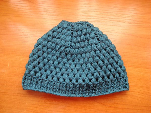 Messy bun hat with bubbles Ponytail beanie for girls and women Running toque pattern Crochet Winter cap with hair hole