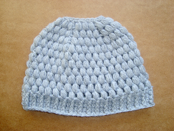 Messy bun hat with bubbles Ponytail beanie for girls and women Running toque pattern Crochet Winter cap with hair hole