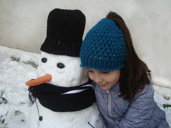 Messy bun hat with bubbles Ponytail beanie for girls and women Running toque pattern Crochet Winter cap with hair hole