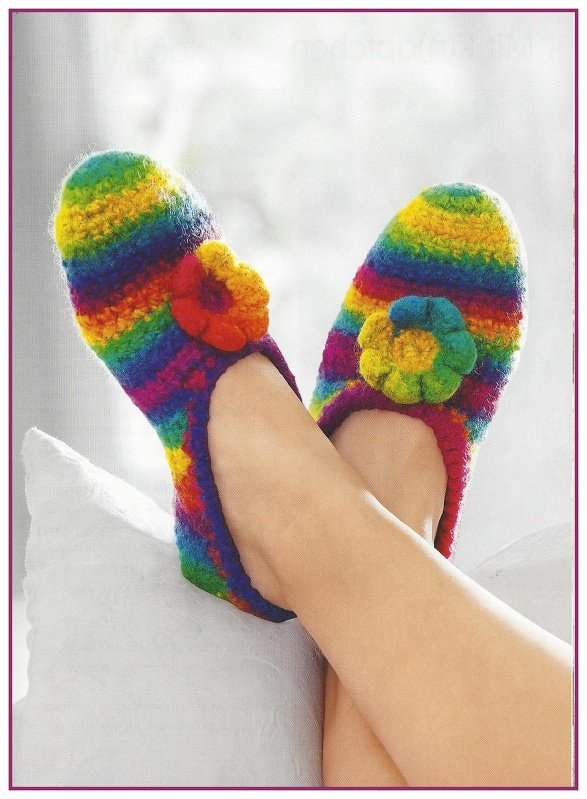 Gehäkelte gefilzte Ballerina-Hausschuhe in Regenbogenfarben mit Blüte