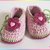 Häkelanleitung: Babyschuhe (0 – 12 Monate) mit Häkelblume