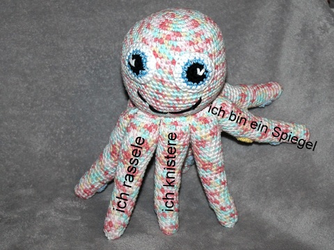 Crochet an Octopus – a grab toy that rattles and crinkles (EN & DE)