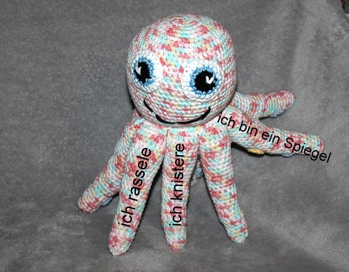 Crochet an Octopus – a grab toy that rattles and crinkles (EN & DE)