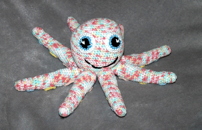 Crochet an Octopus – a grab toy that rattles and crinkles (EN & DE)