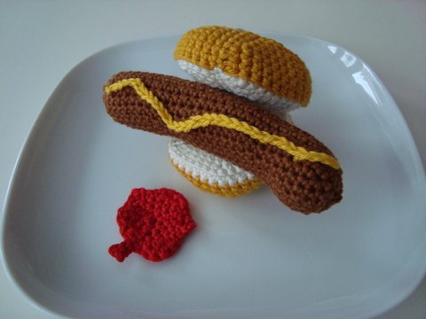 Häkelanleitung Bratwurst im Brötchen mit Senf und Ketchup