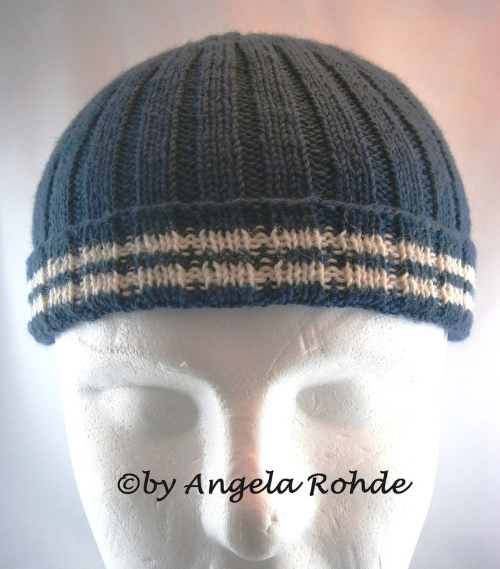 Dunkelblaue Rippmütze mit weißen Saumstreifen auf weißem Schaufensterkopf