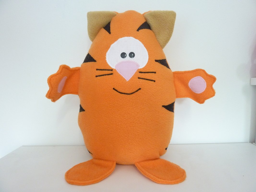 Orangenes Kuscheltier in Tigerform mit schwarzen Streifen und rosa Nase