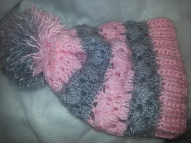 Gehäkelte Mütze mit Umschlagbündchen und Bommel, rosa und grau gestreift