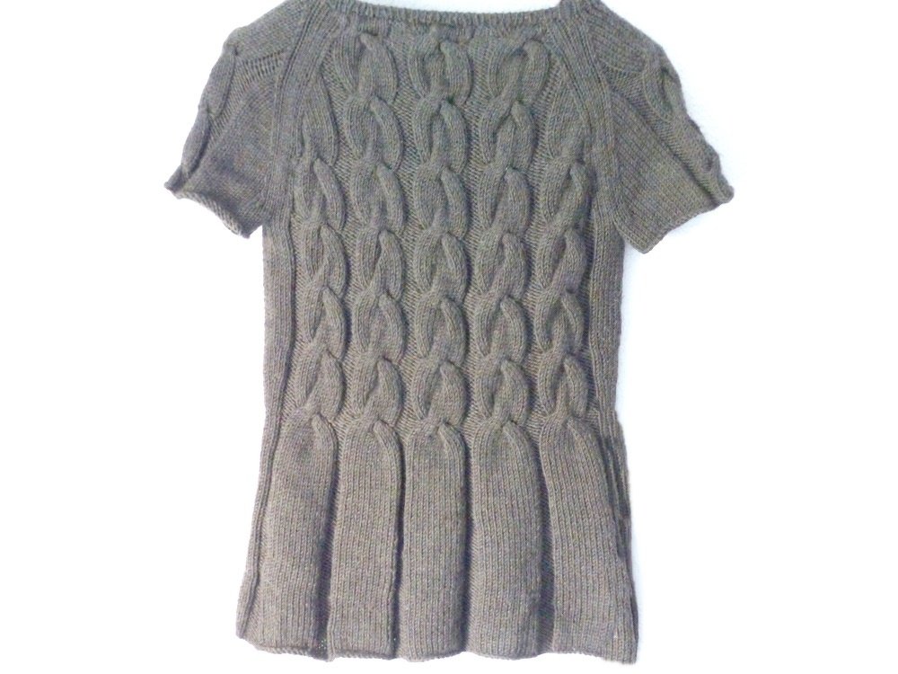 Graubrauner Damen Strickpullover mit Zopfmuster und kurzen Ärmeln