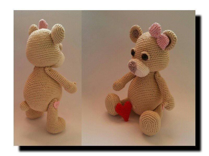 Zwei Ansichten eines beigen gehäkelten Amigurumi-Teddybärs mit rosa Schleife und rotem Herz
