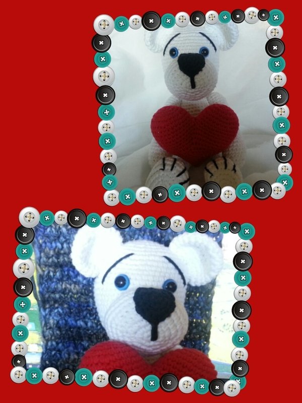 Weißer gehäkelter Amigurumi-Teddy mit rotem Herz, umgeben von Knopfrahmen auf rotem Hintergrund