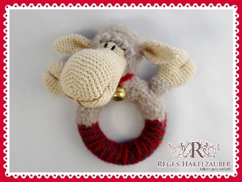 knuddelige Babyrassel / Greifling Schaf Lola - Spielzeug für kleine Hände