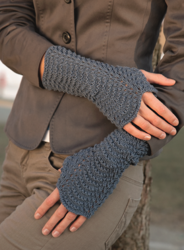 Gestrickte graue fingerlose Armstulpen mit Ajourmuster und Daumenöffnung