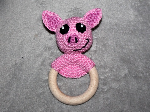 Rasselring häkeln – ein Schweinchen am Holzring (deutsche Anleitung)