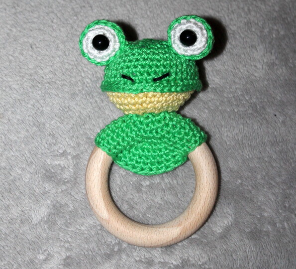 Rasselring häkeln – ein Frosch am Holzring für Babys (deutsche Anleitung)