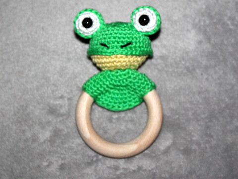 Rasselring häkeln – ein Frosch am Holzring für Babys (deutsche Anleitung)