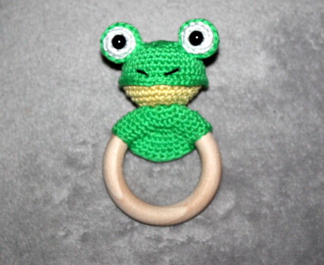 Rasselring häkeln – ein Frosch am Holzring für Babys (deutsche Anleitung)