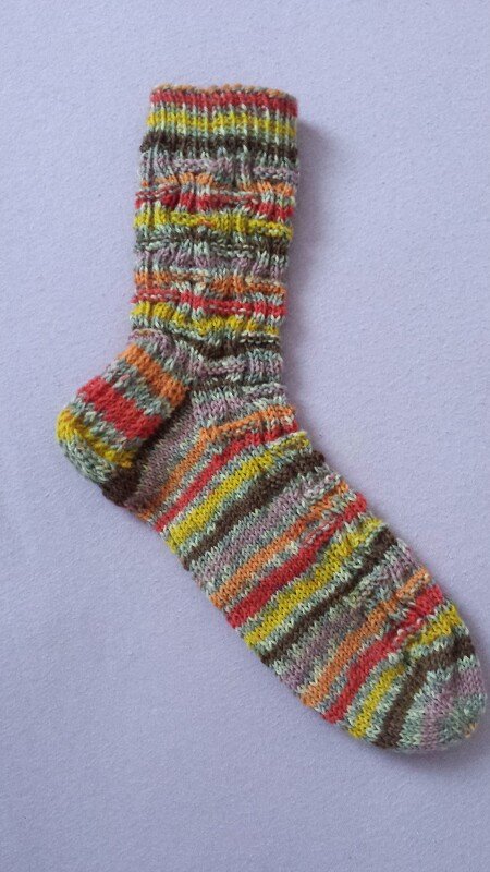 Gestrickte mehrfarbige Ringelsocke mit geripptem Bündchen