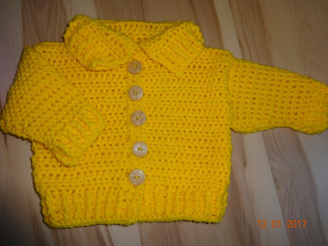 Gehäkelte gelbe Babyjacke mit Kragen, gerippten Bündchen und fünf Holzknöpfen