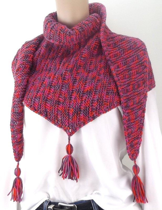Mehrfarbiges gestricktes Dreieckstuch mit Rollkragen und Quasten auf Schaufensterpuppe
