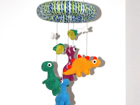 Dino-Mobile häkeln – vier Dinos fürs Babyzimmer (deutsche Anleitung)