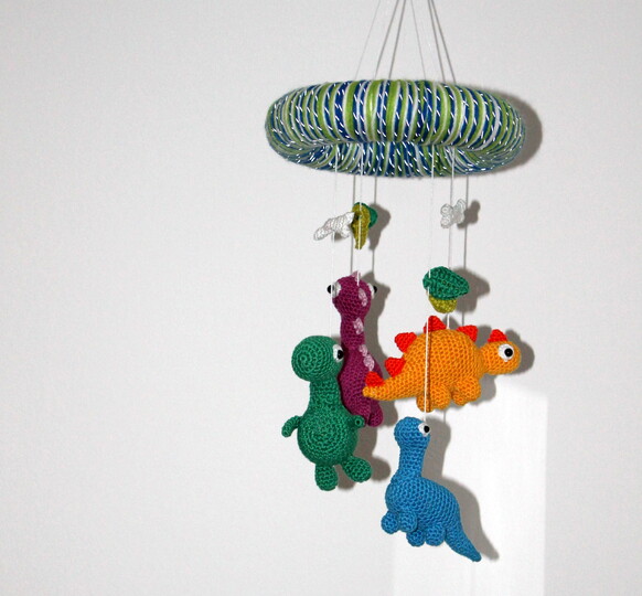 Dino-Mobile häkeln – vier Dinos fürs Babyzimmer (deutsche Anleitung)