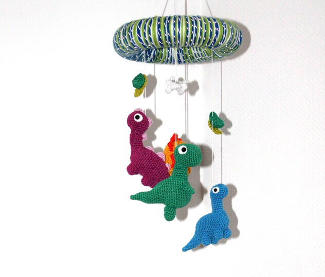 Dino-Mobile häkeln – vier Dinos fürs Babyzimmer (deutsche Anleitung)