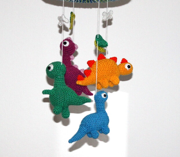 Dino-Mobile häkeln – vier Dinos fürs Babyzimmer (deutsche Anleitung)