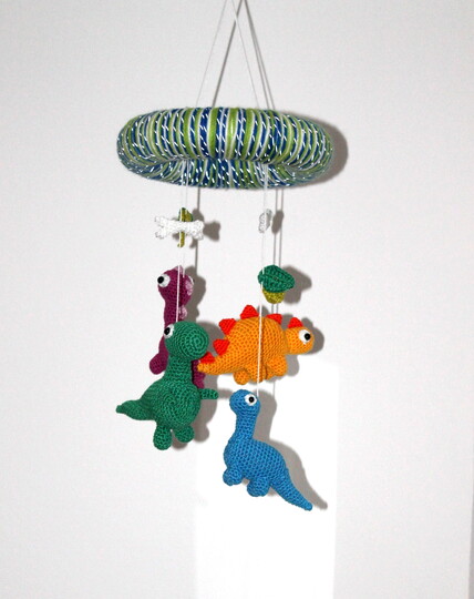 Dino-Mobile häkeln – vier Dinos fürs Babyzimmer (deutsche Anleitung)