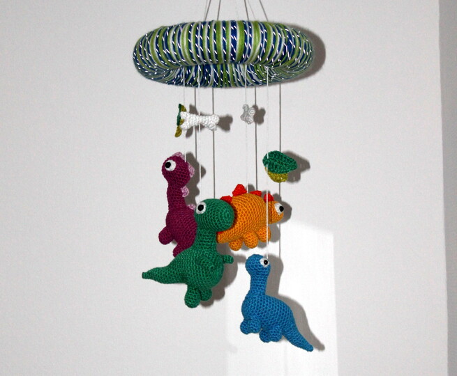 Dino-Mobile häkeln – vier Dinos fürs Babyzimmer (deutsche Anleitung)