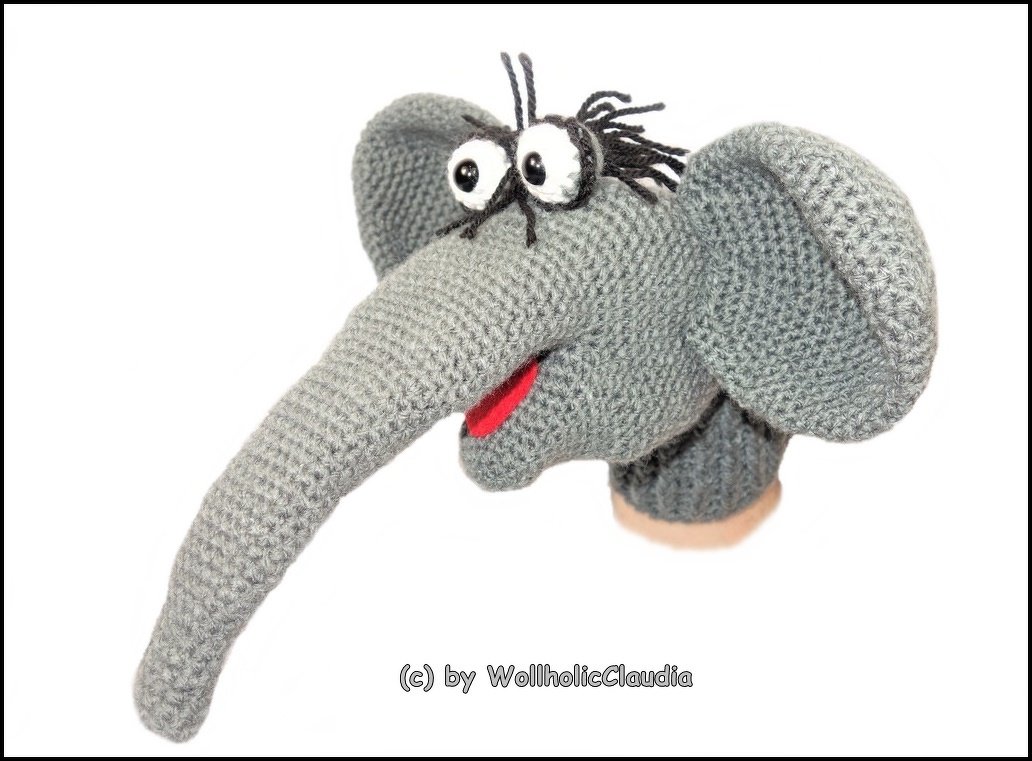 Grau gehäkelte Elefanten-Fingerpuppe mit langem Rüssel, großen Ohren und rotem Mund