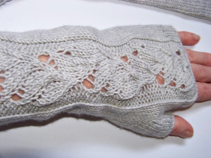 Strickanleitung Handstulpen einfach – elegante Armstulpen mit Lochmuster