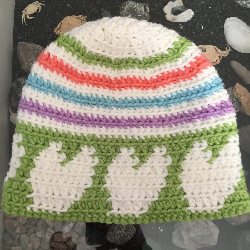 Gehäkelte Mütze in Pastellfarben mit Herzbordüre und Streifen