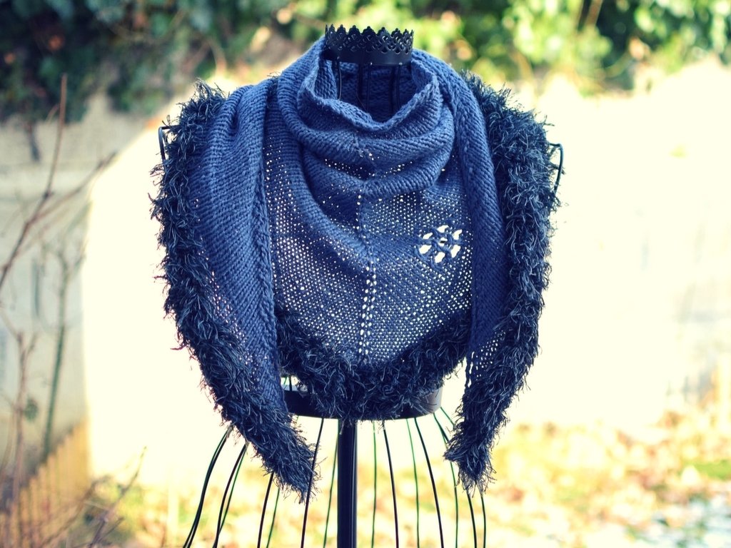 Gestricktes Dreieckstuch Dark Ocean
