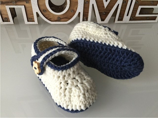 Gehäkelte Babyschuhe in Creme und Marineblau mit Holz-Blumenknopf