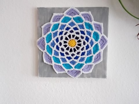 gehäkeltes Mandala auf Leinwand