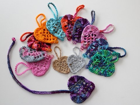 Häkelanleitung Herz mit Perle als Anhänger oder Lesezeichen