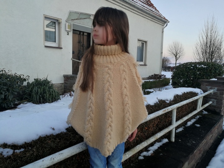 *Strickanleitung* Poncho-Pullover mit Eulen und Zöpfen Gr. 134/140/146