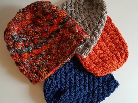 Einfache Mütze mit Zopfmuster für Sie und Ihn