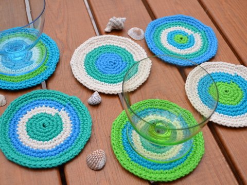 Häkelanleitung für Untersetzer in Aquatönen