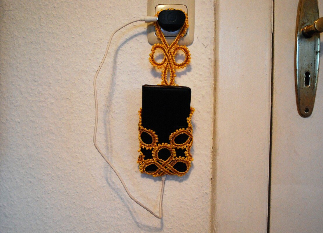 geklöppelte Handy-Ladetasche