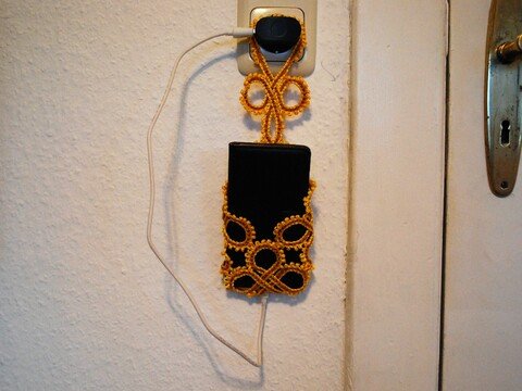 geklöppelte Handy-Ladetasche