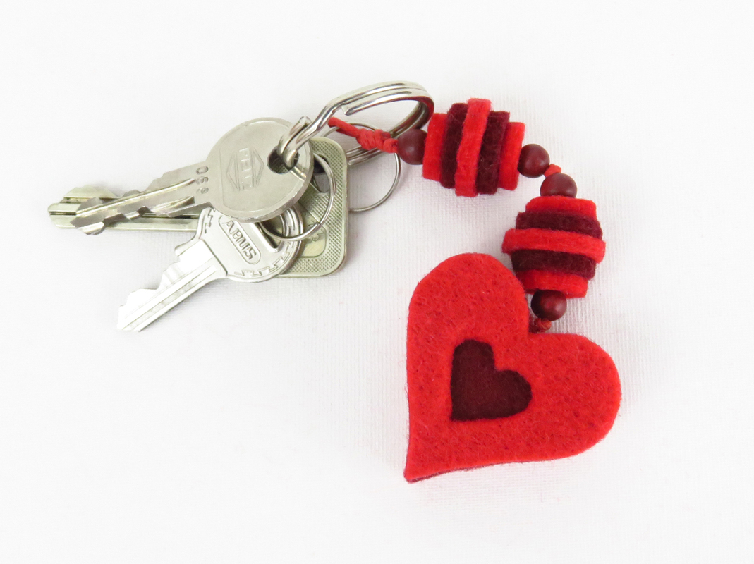 Schlüsselanhänger aus Filzplatten – Bastelanleitung mit Vorlagen