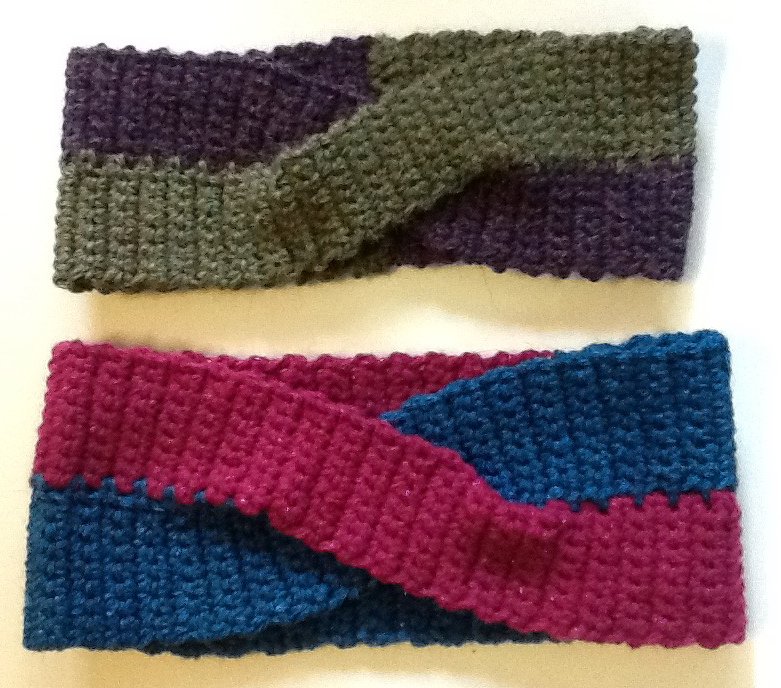 Zwei gehäkelte Stirnbänder mit Twist‑Knoten, oliv‑lila (oben) und blau‑pink (unten).