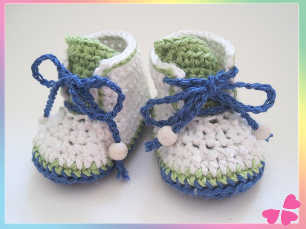 Gehäkelte Babyschuhe mit blauer Kordel und Holzperlen, weiß-grün-blau