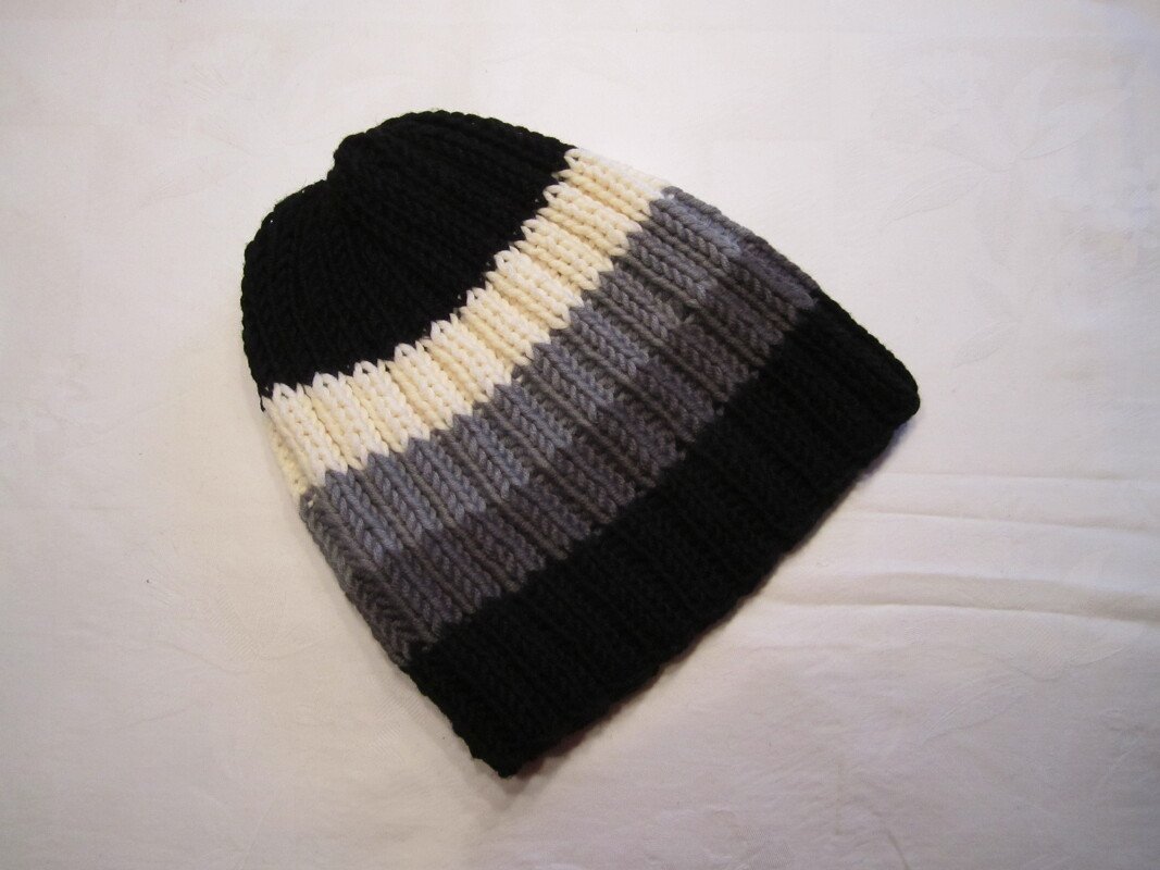 Gestrickte Mütze mit breiten Streifen in Schwarz, Cremeweiß und Grau