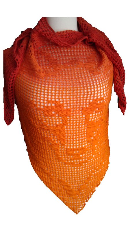 Gehäkeltes Dreieckstuch mit Farbverlauf von Orange zu Rot und durchbrochenem Muster