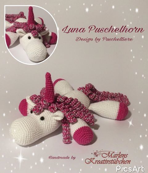 Gehäkeltes Amigurumi‑Einhorn in Weiß mit pinker Mähne, Schweif, Horn und Hufen auf hellem Hintergrund